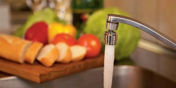 En rinnande vattenkran, vattenförbrukningen ingår i energikartläggningen.