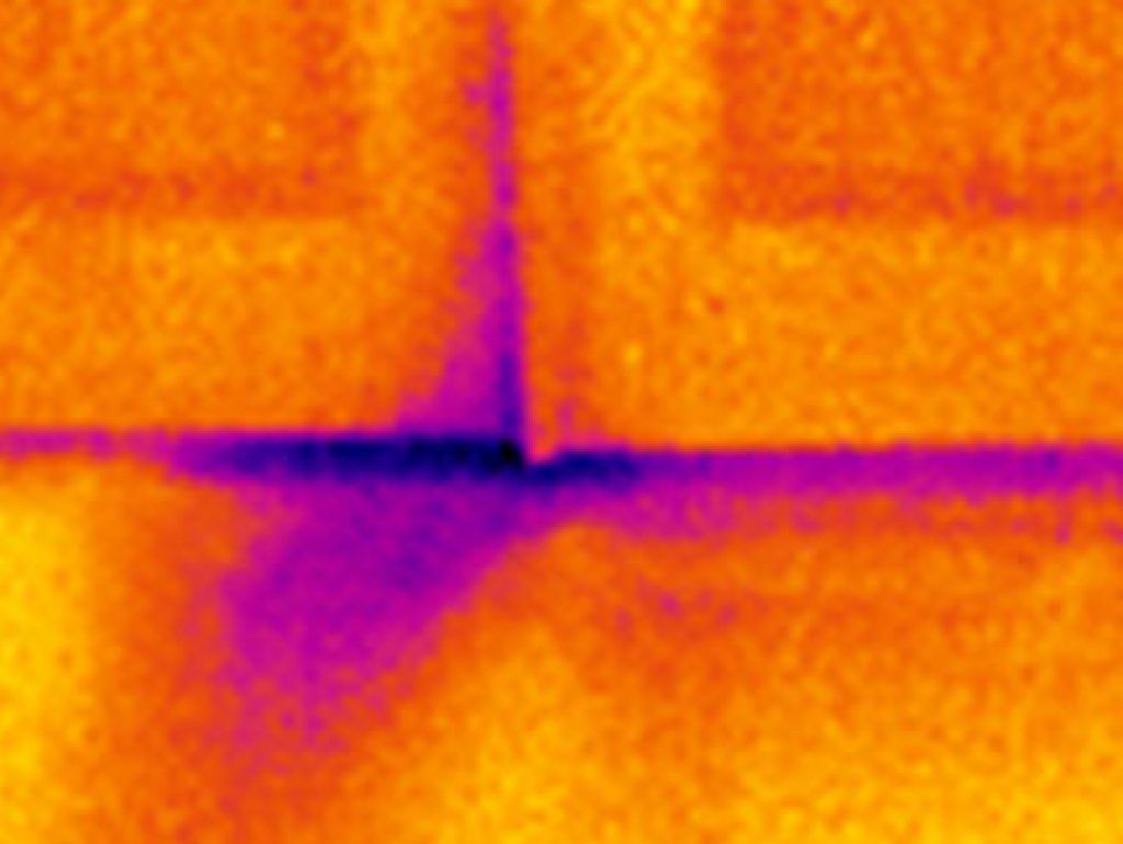 En bild tagen med värmekamera visar energiläckage i en fastighet