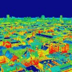 En bild tagen med värmekamera visar energiförluster i en stad.